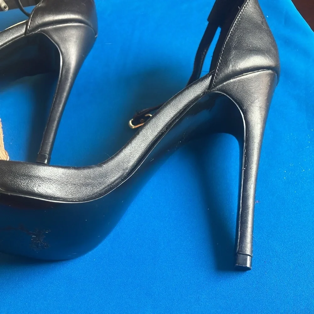 FINAL MARKDOWN Steve Madden Black and Gold Women's Heels 9 brand new