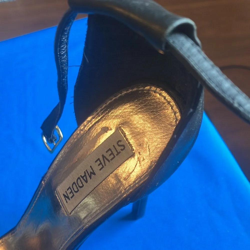 FINAL MARKDOWN Steve Madden Black and Gold Women's Heels 9 brand new