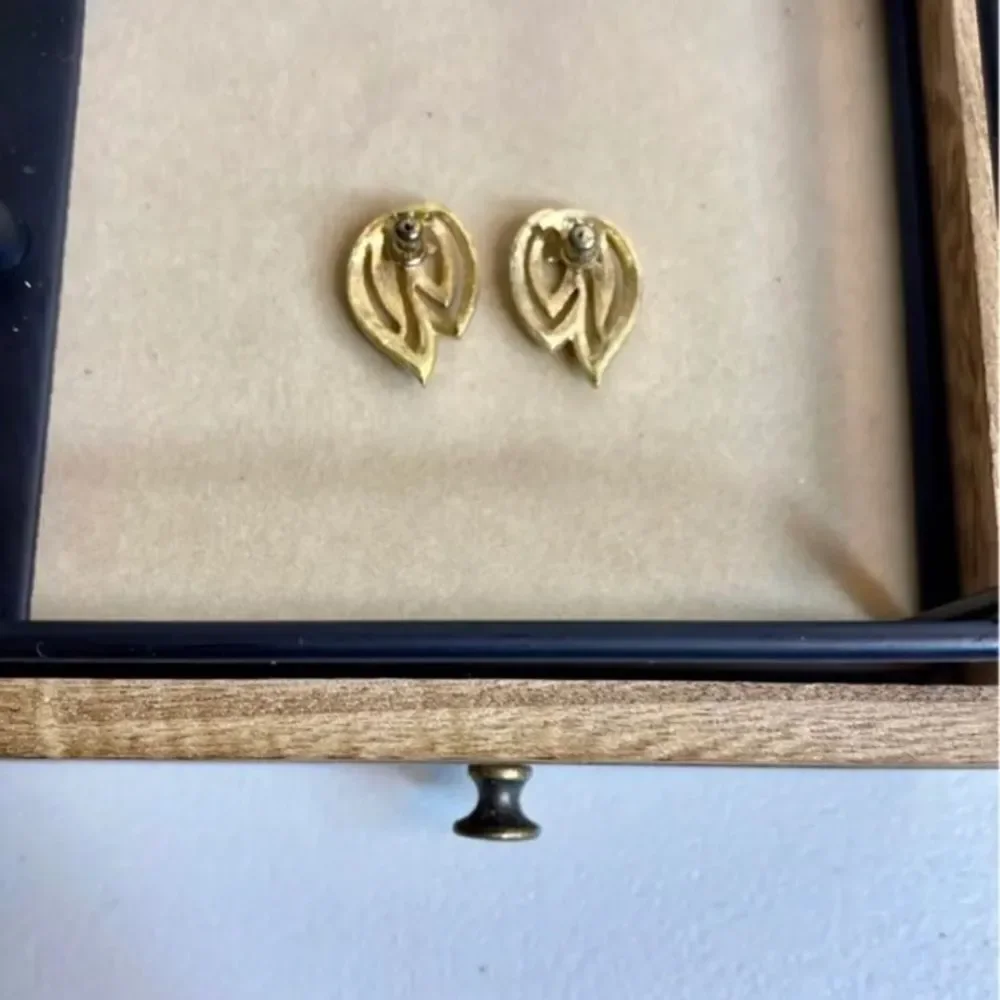 N/A vintage gold free