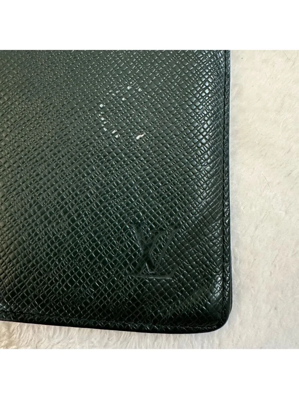 AUTHENTIC MEN'S LOUIS VUITTON BLACK GREEN TAIGA LEATHER PORTE CARTES LONG WALLET