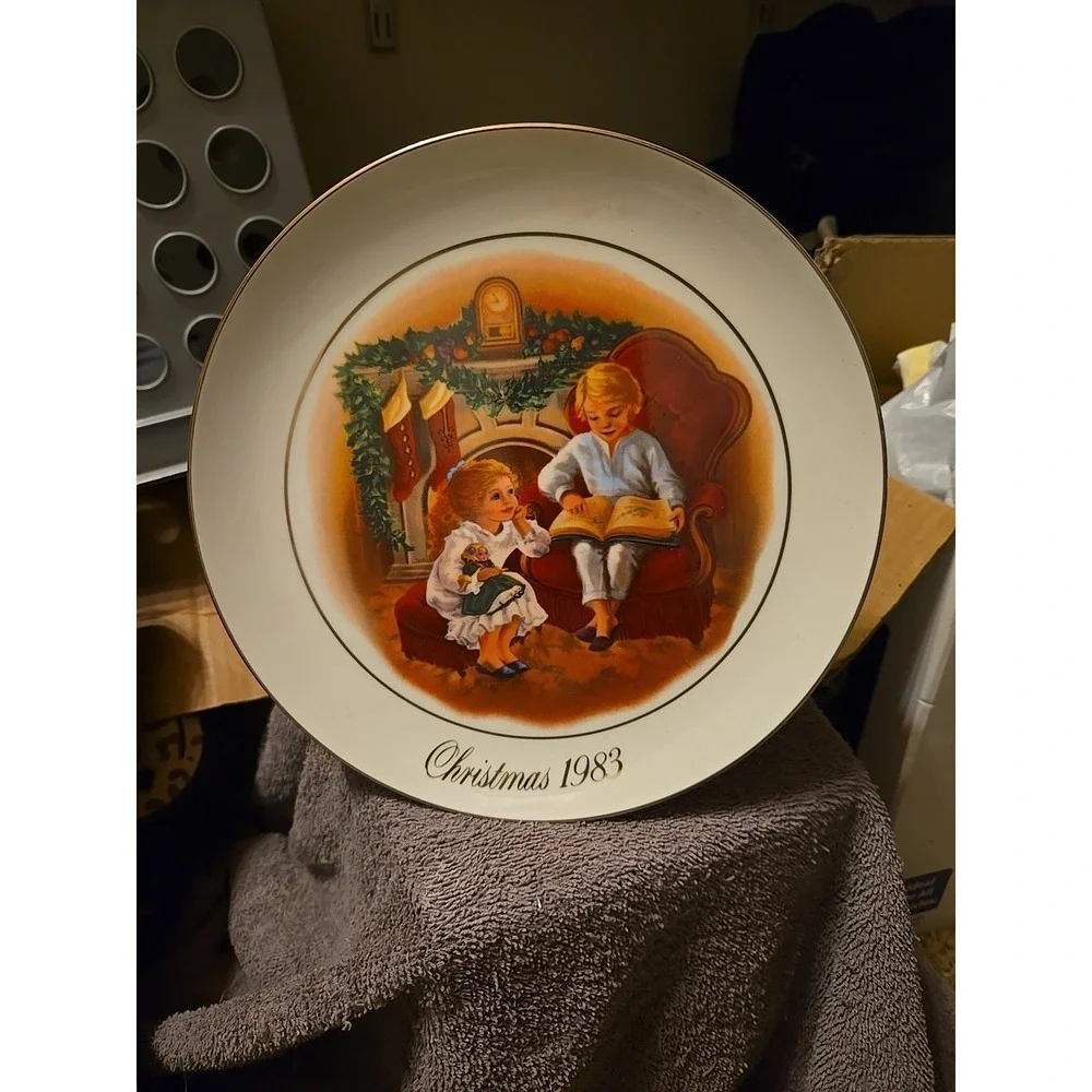 1983‎ Avon Christmas Memories Plate, original box