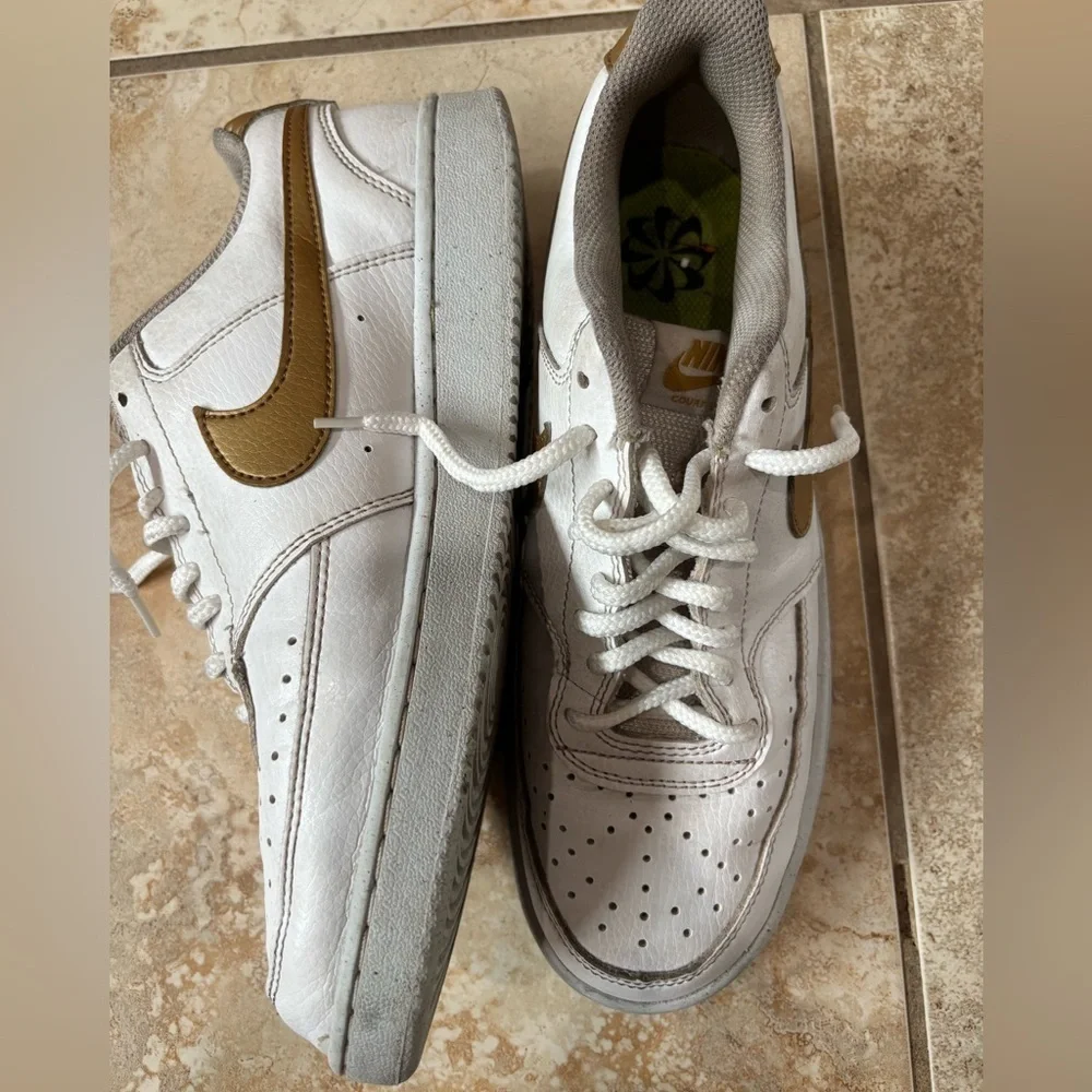 Nike women’s  White and gold minimalist Sneakers