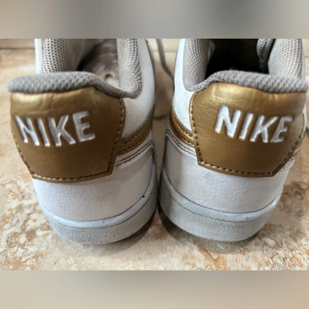 Nike women’s  White and gold minimalist Sneakers
