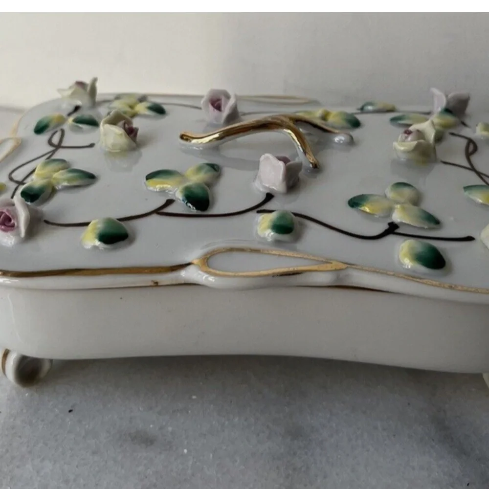 ANTIQUE AUSTRIA HAND PAINTED FLORAL porcelain TRINKET BOX..