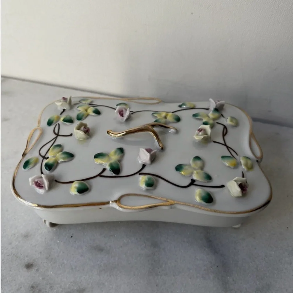 ANTIQUE AUSTRIA HAND PAINTED FLORAL porcelain TRINKET BOX..
