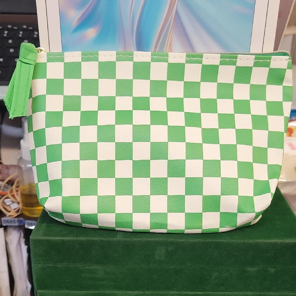 Green and White Checkered Women's Cosmetic Pouch Bag 7x5x2 Ne2