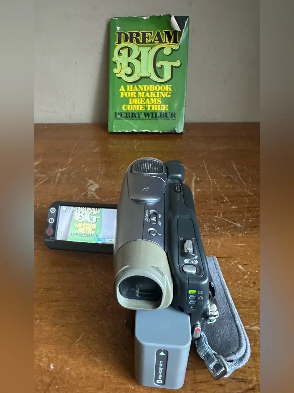Sony DCR-DVD403 NTSC 3MP MPEG Digital Video Camera Recorder Handycam Camcorder
