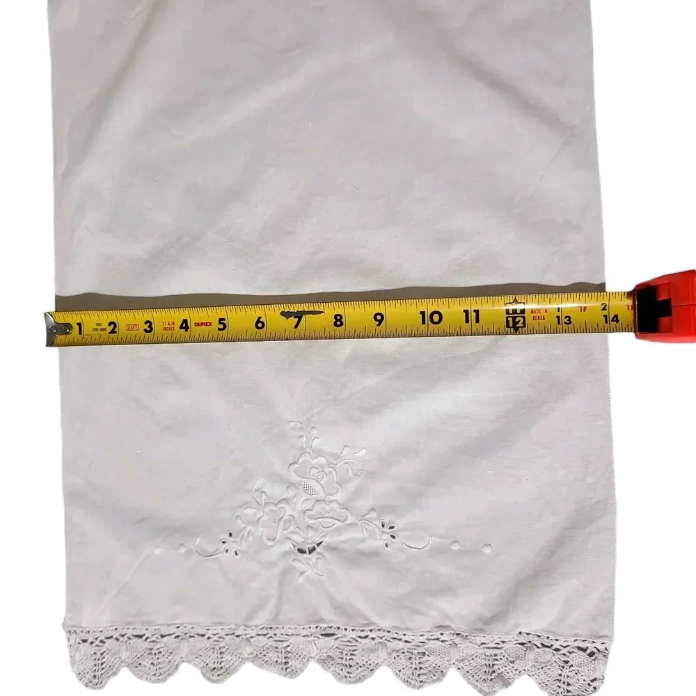 2 Linen Napkins Battenburg Lace Dining Vintage Beautiful‎ Crochet Border Clean