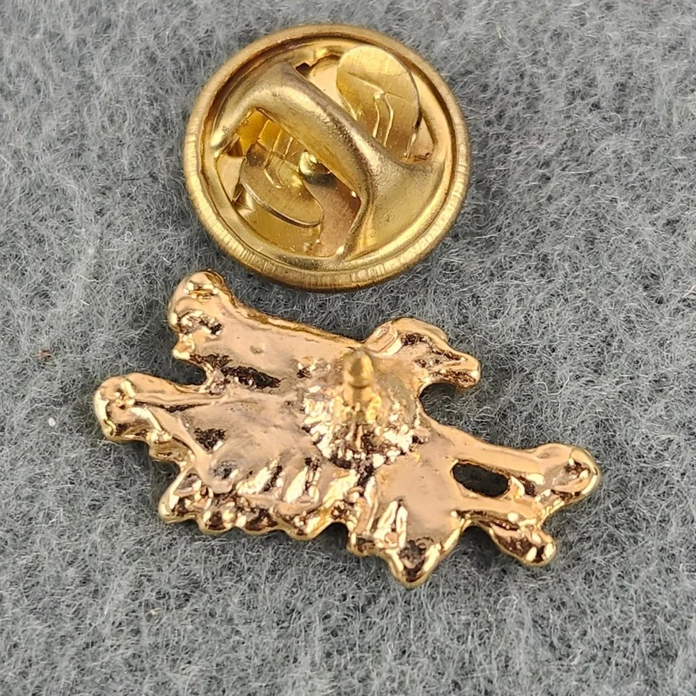 Vintage Eagle pin Eagle landing gold tone 7/8