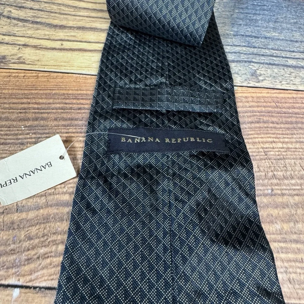 Banana Republic 100% Silk Neck Tie‎ Classic Navy Gray  MEN NWT 2009 Geometric