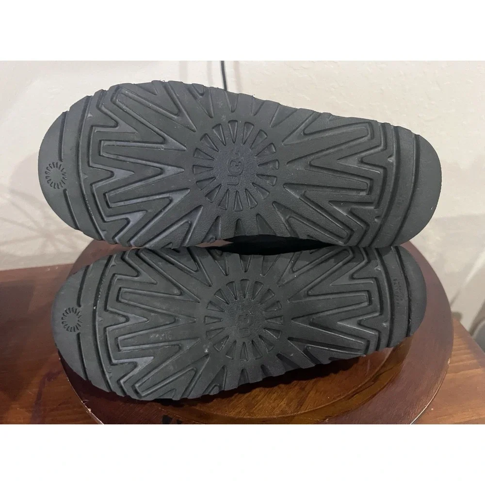 UGG‎ Neumel Boots for Men 10 Black Suede Sheepskin Chukka Ankle Shoes Lace Up