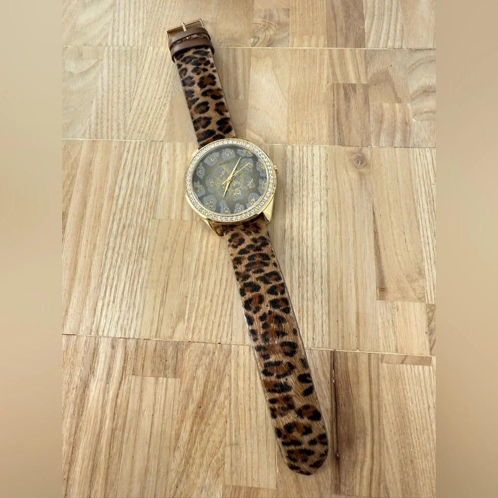 Guess ladies gold tone leopard print watch NEW BATTERY