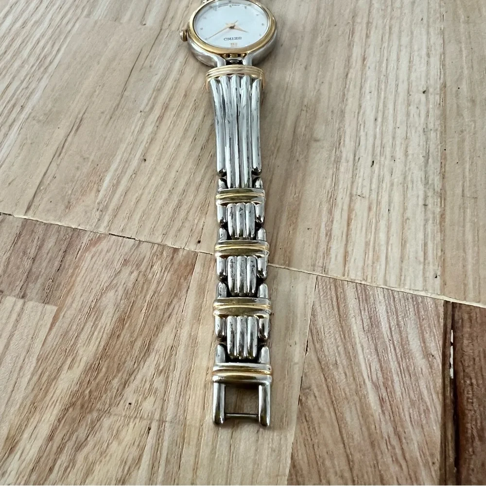 Seiko ladies two-tone dress bracelet watch NEW BATTERY