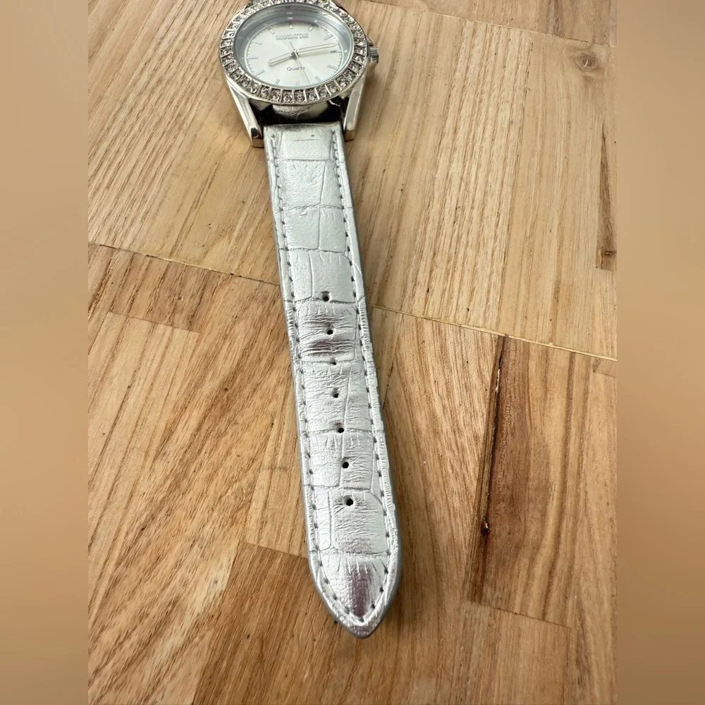 Manhattan by croton ladies silver tone watch NEW BATTERY
