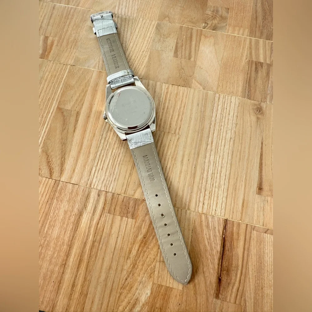 Manhattan by croton ladies silver tone watch NEW BATTERY