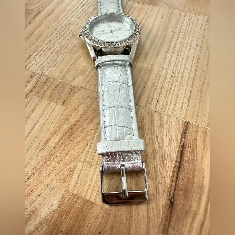 Manhattan by croton ladies silver tone watch NEW BATTERY