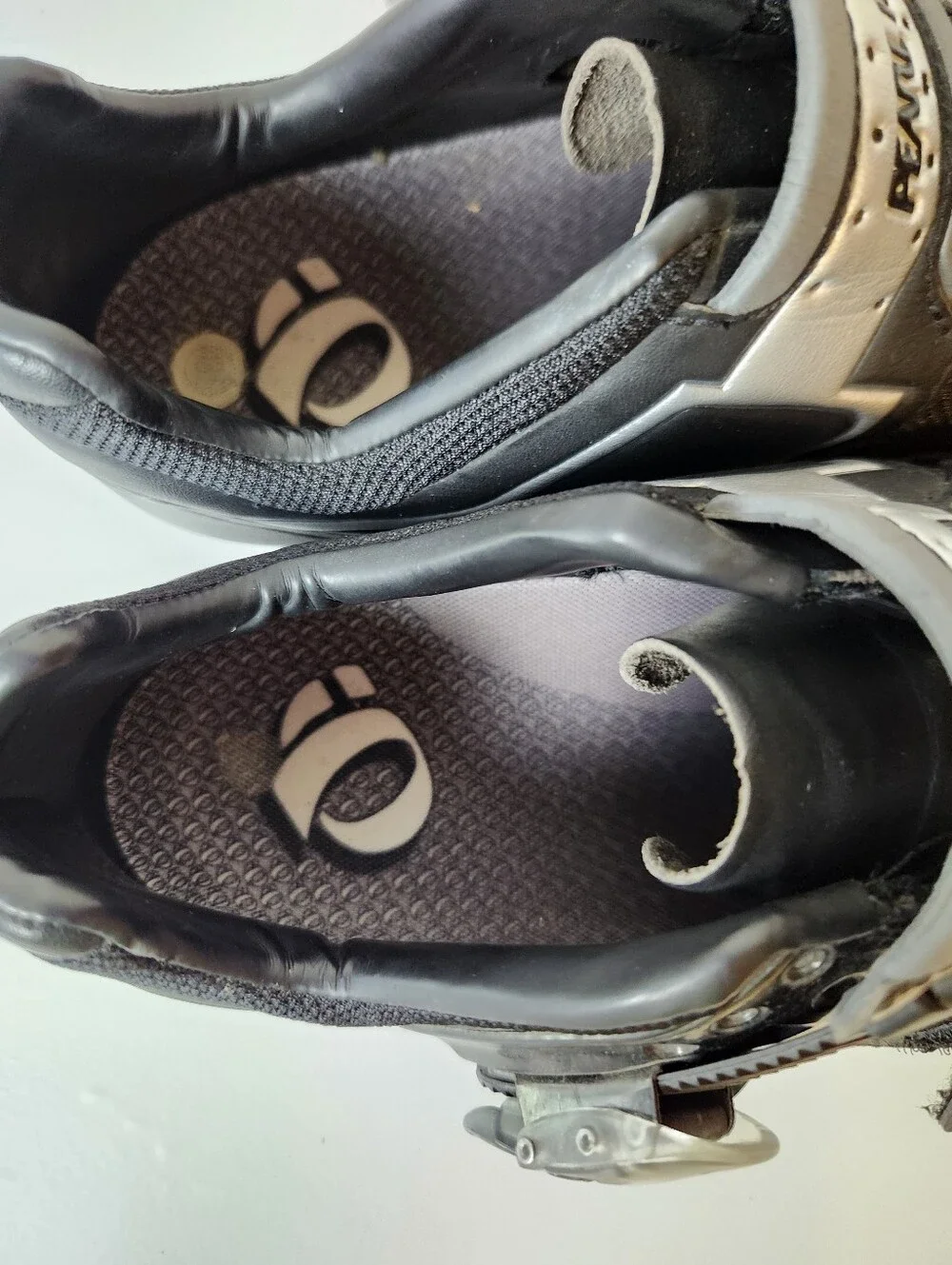Pearl Izumi cycling shown screw