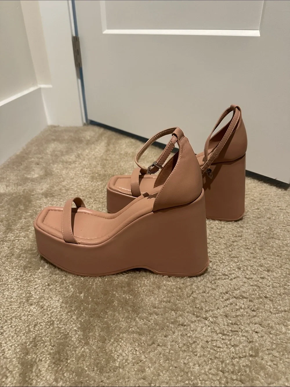 SCHUTZ stylish nude