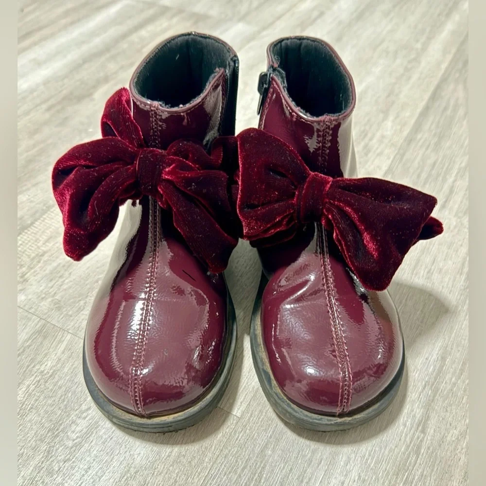 Zara kids  Ankle boots with a patent finish and bow burgundy sz 27 us 9.5