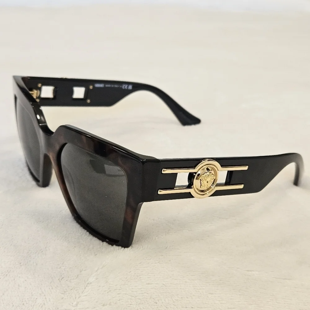 Versace comment leave questions