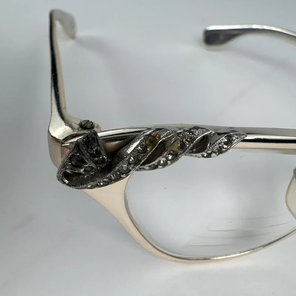 Tura Inc Filigree Gold-Tone‎ Women's Eyeglasses US Pat 631706 Cat-Eye Vintage