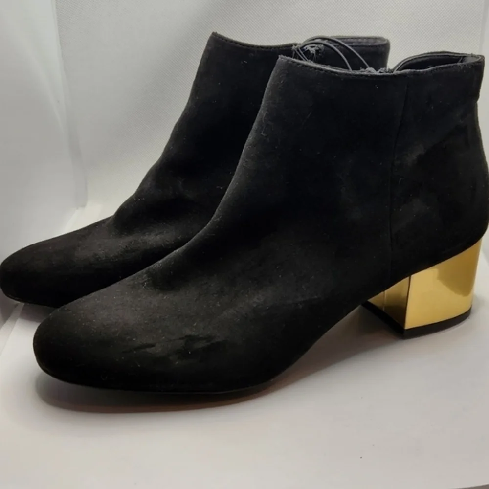 Arizona Jeans Paisley Women’s‎ Black Faux Suede W/Gold Heel Memory Foam heel