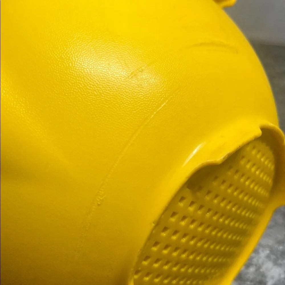 Vintage 8” Bright Yellow Strainer with Handle by Tupperware.  Good condition