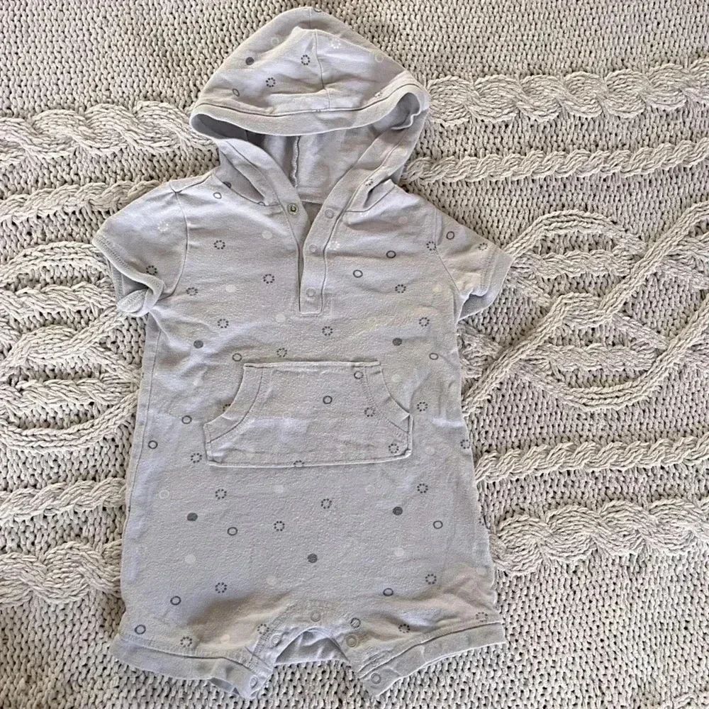 Old Navy 6-12 months short sleeve hooded circle design gray‎ romper with pocket​