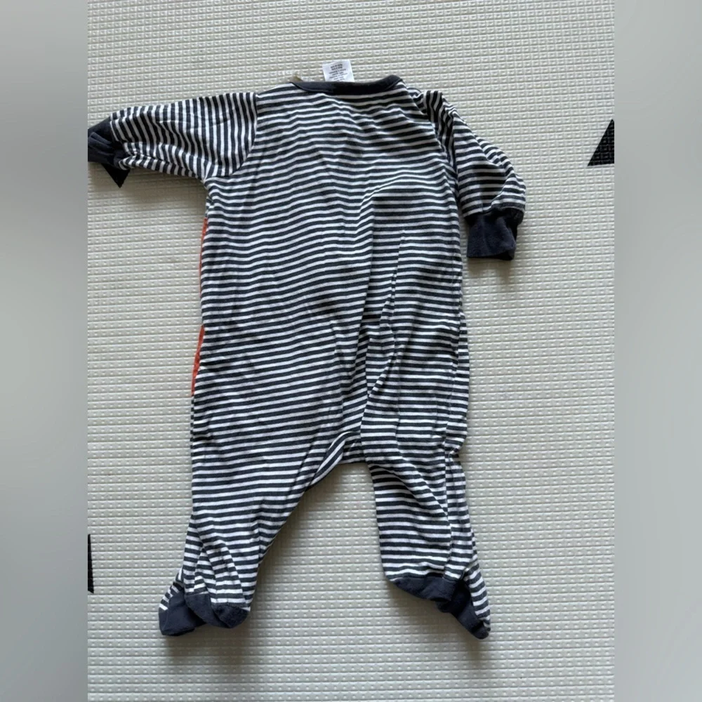 Gerber|Baby gender neutral Black & White Striped Fox long sleeve footies•Novelty