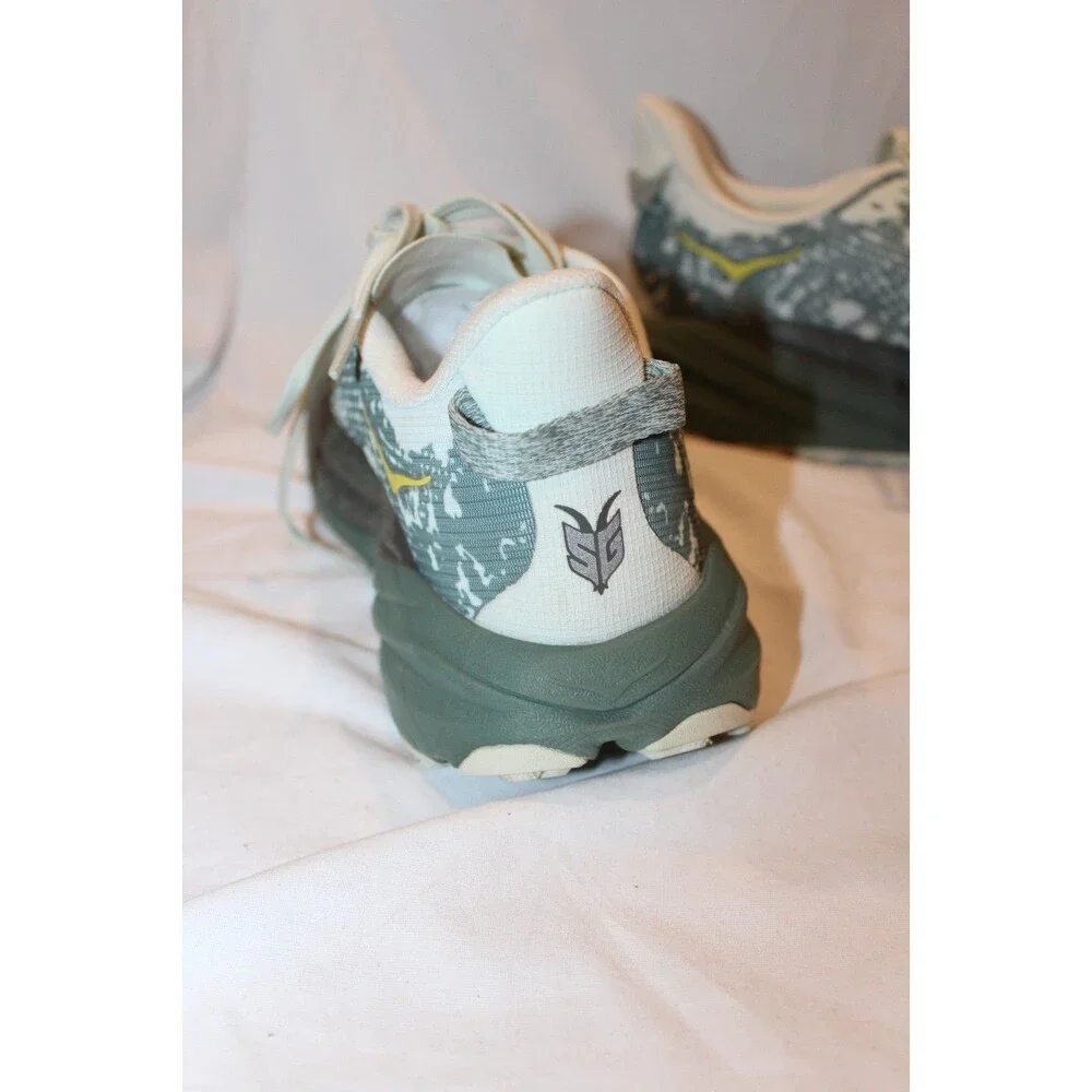 Hoka One One grab everyone
