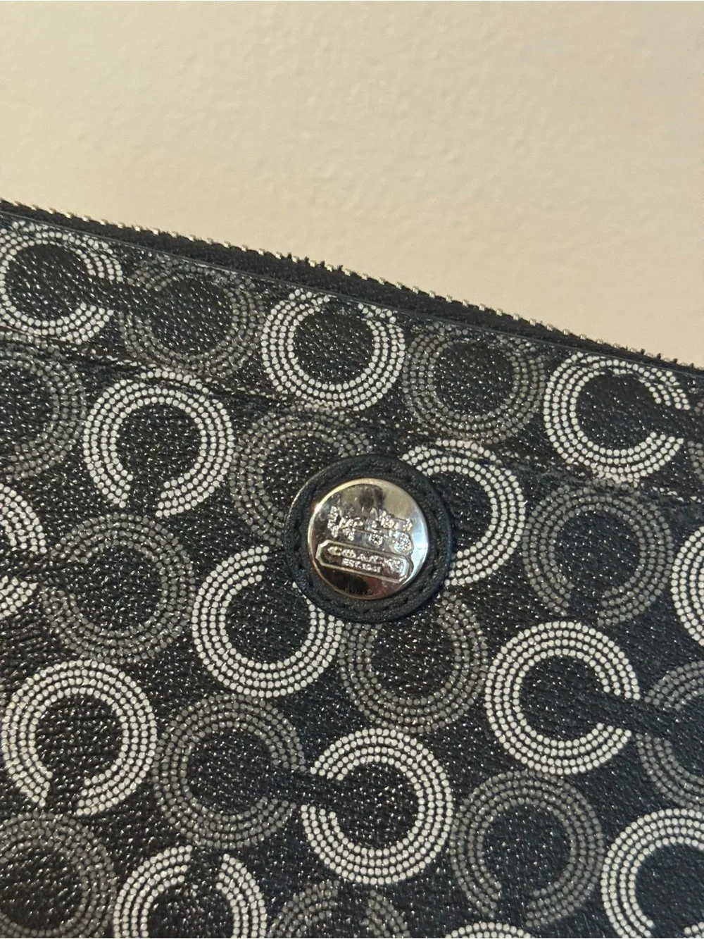 Coach everyday timeless closure