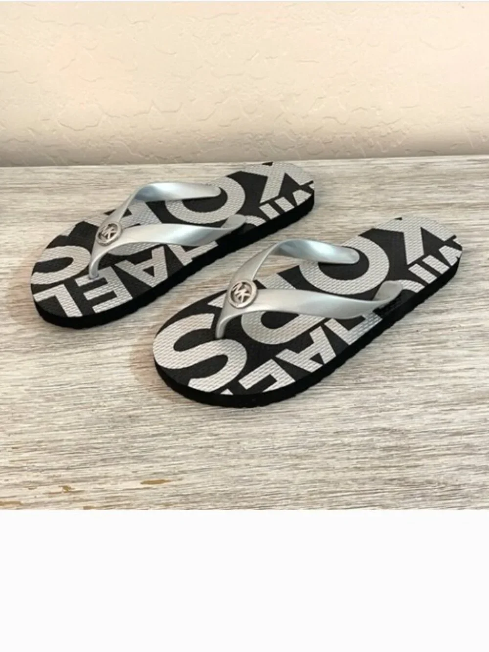 New Michael Kors Flip Flops Sandals Thong Silver Black MK Logo Size 6