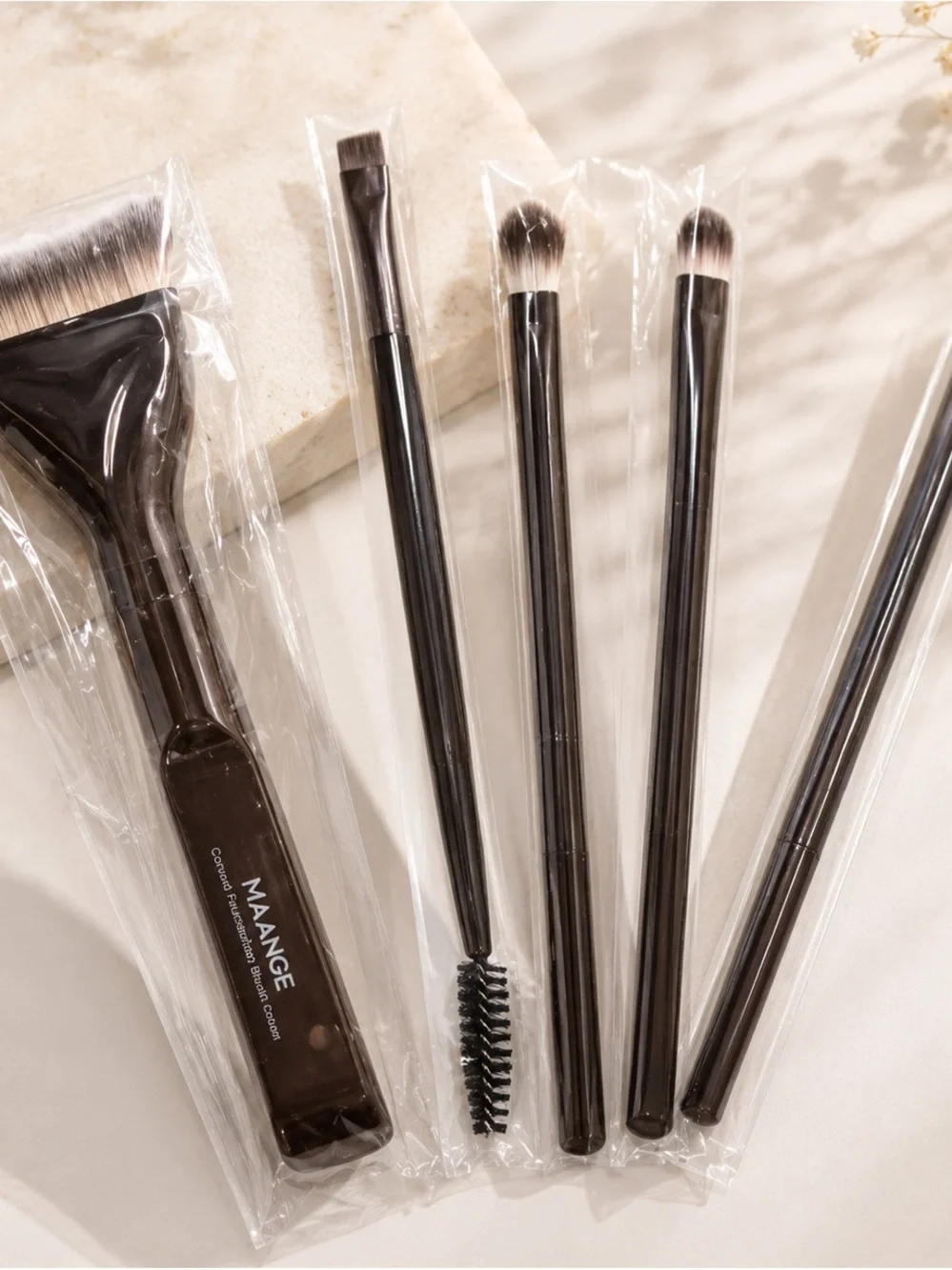 MAANGE Makeup Brush Set – 5 Piece Face & Eye Cosmetic Brushes hourglass