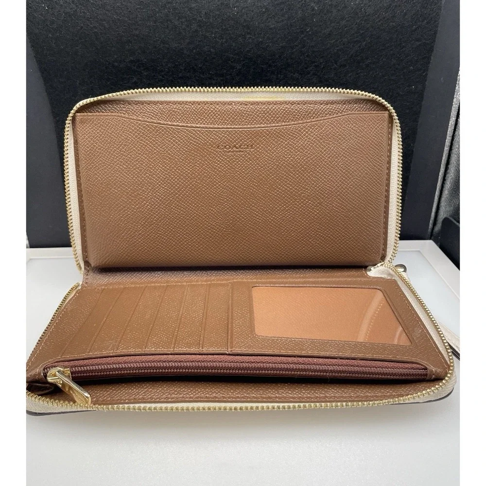 Coach Authentic Model K1981 Serial F75908 Pebble Ivory Wristlet Wallet One Owner