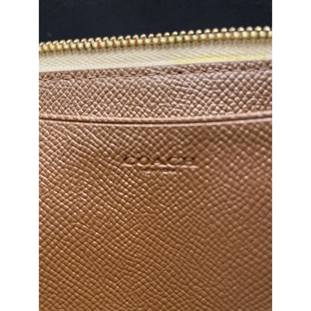 Coach Authentic Model K1981 Serial F75908 Pebble Ivory Wristlet Wallet One Owner