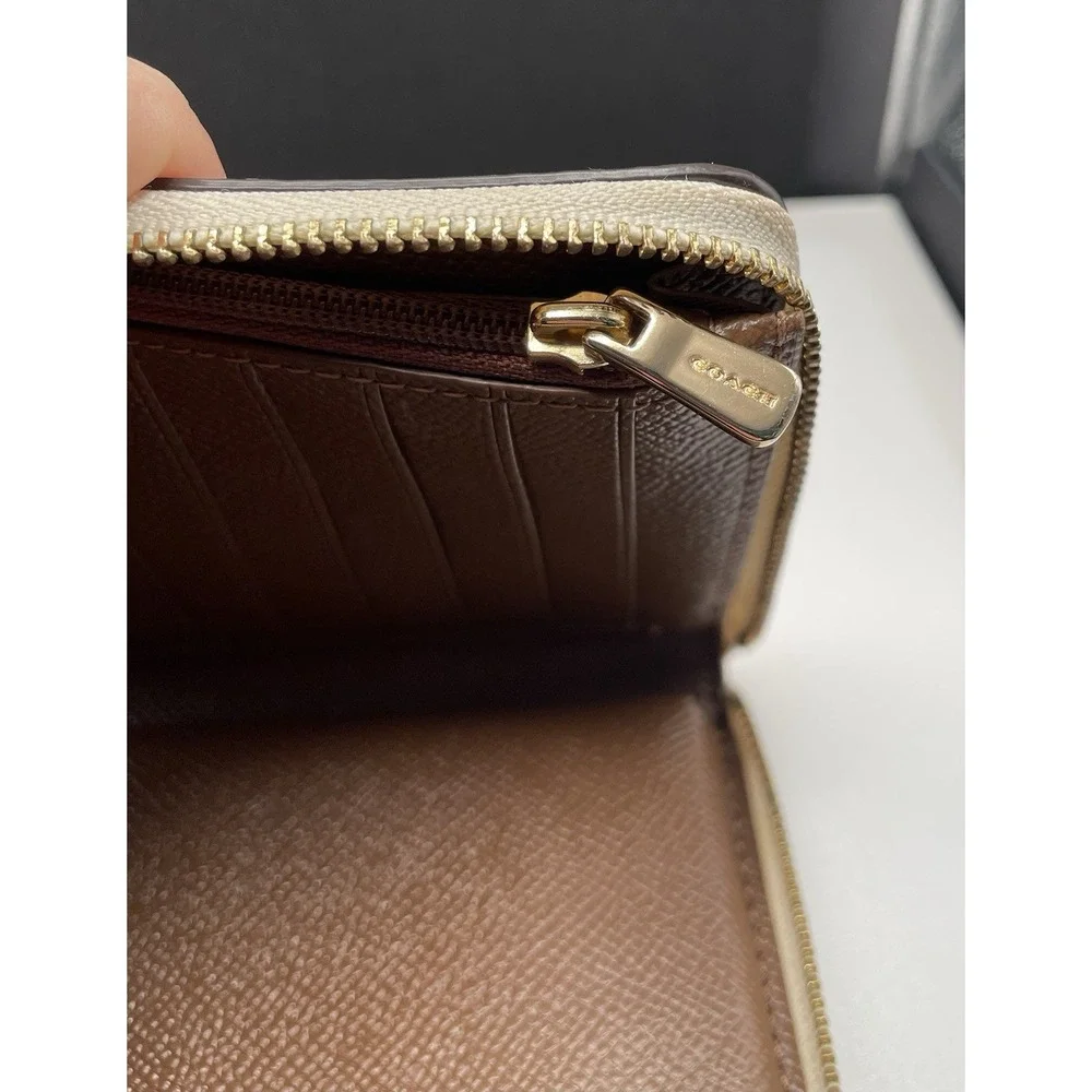 Coach Authentic Model K1981 Serial F75908 Pebble Ivory Wristlet Wallet One Owner