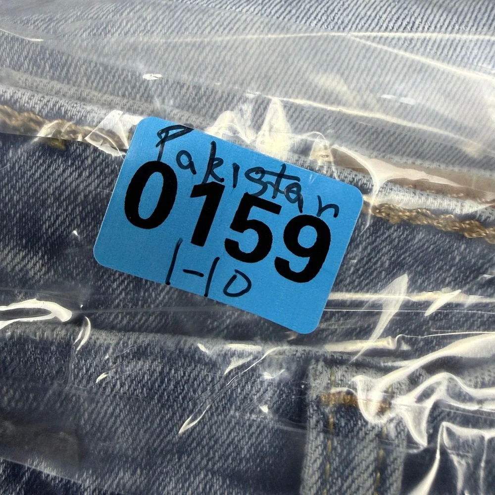 Levis note small