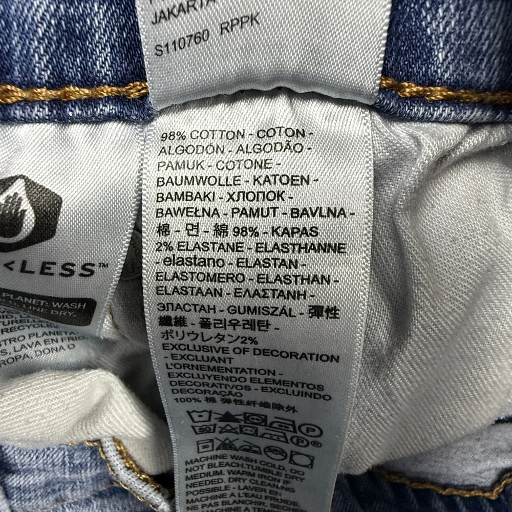 Levis note small