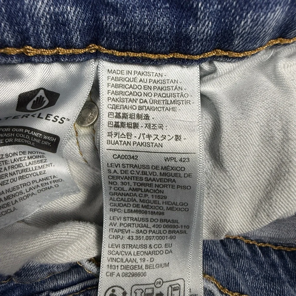 Levis note small