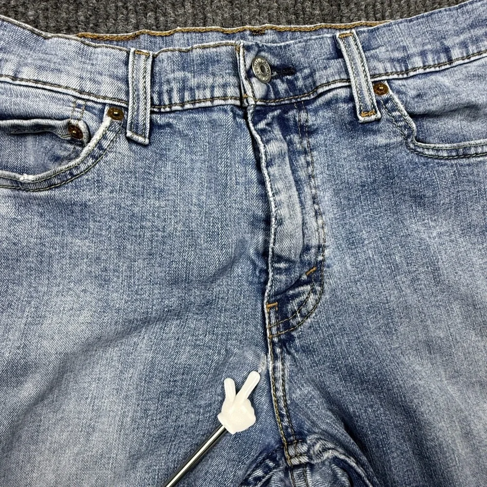 Levis note small