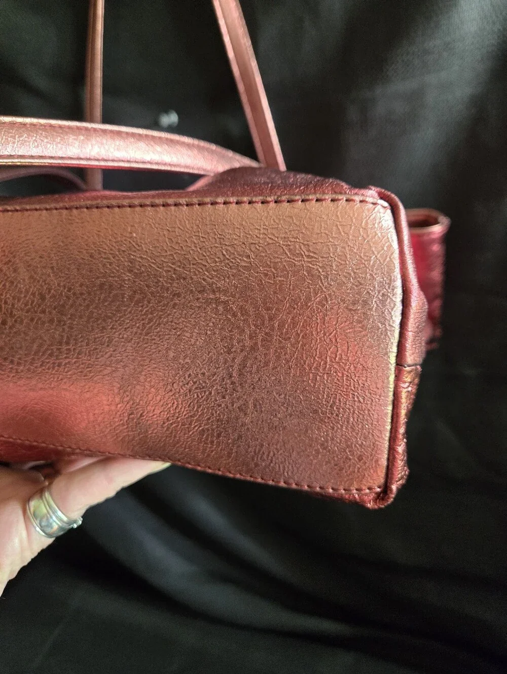 Wilsons Leather sleek compartment