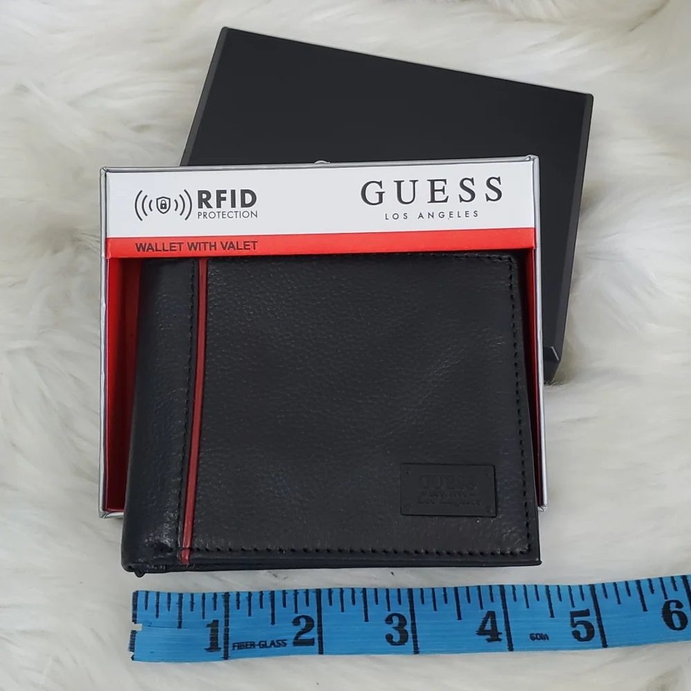 Guess authentic black