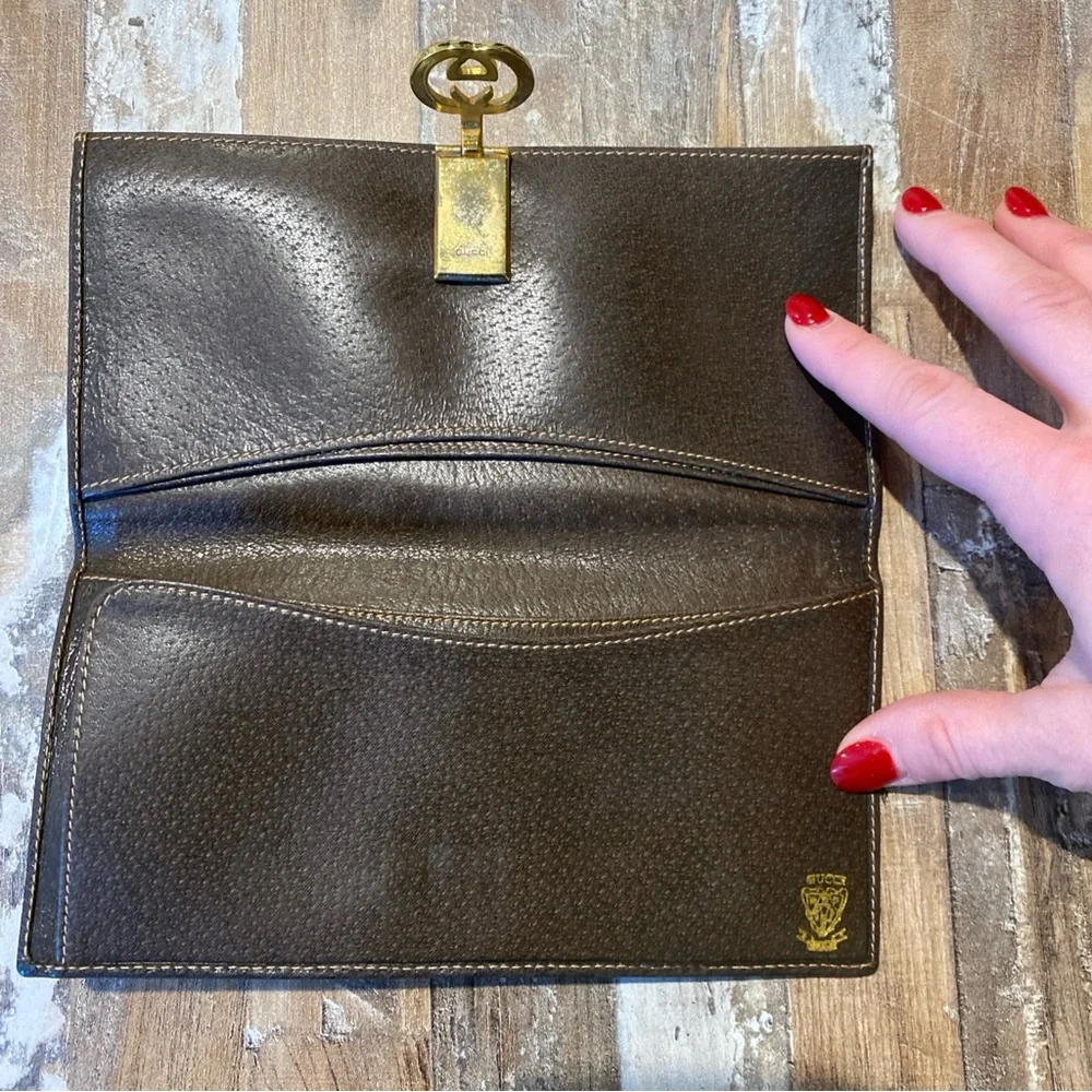 Gucci signature gg