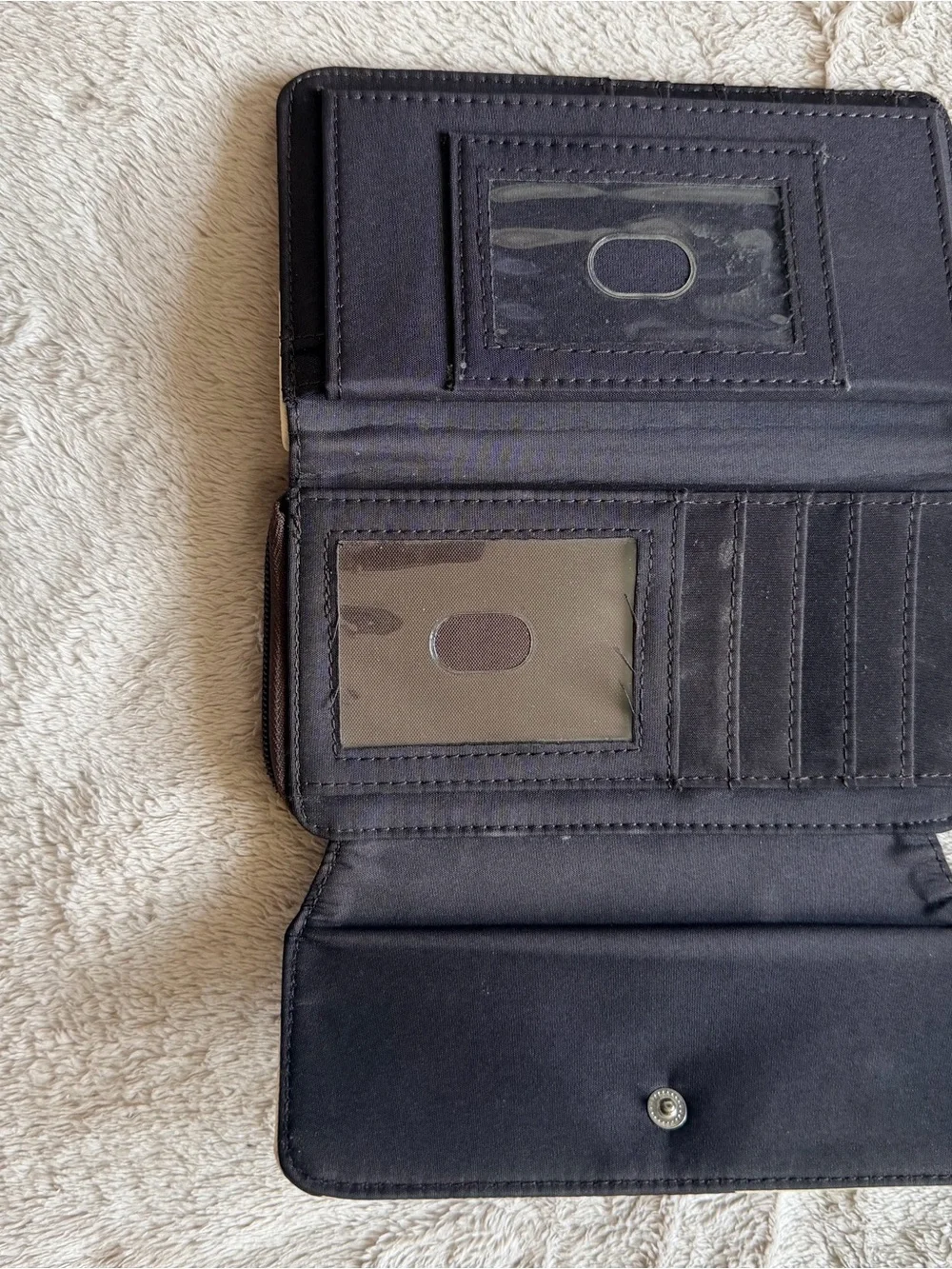 Dooney & Bourke if trifold overall