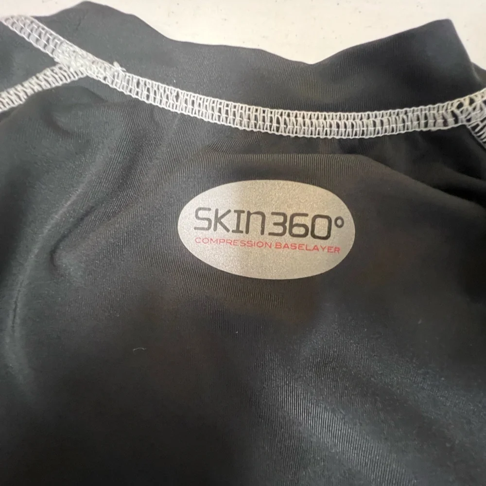 SKIN 360 BOYS BLACK SHORT SLEEVE TOP W/WHITE STITCHING. AGE 13-14. .