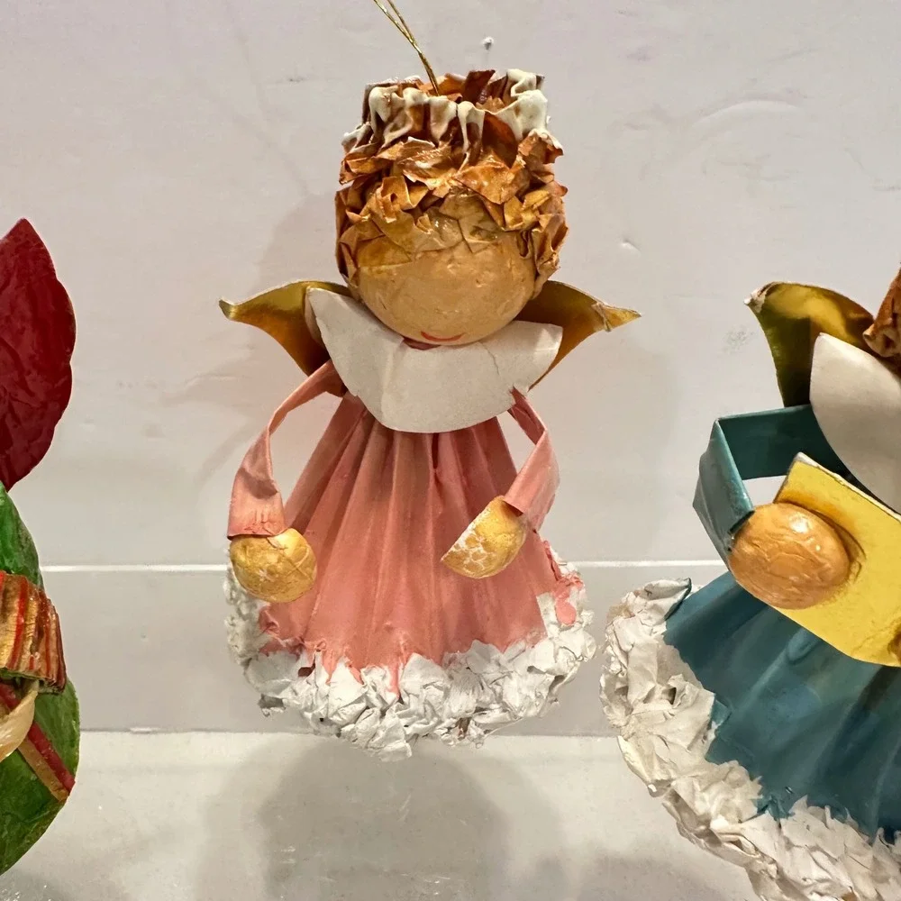 N/A features ornaments