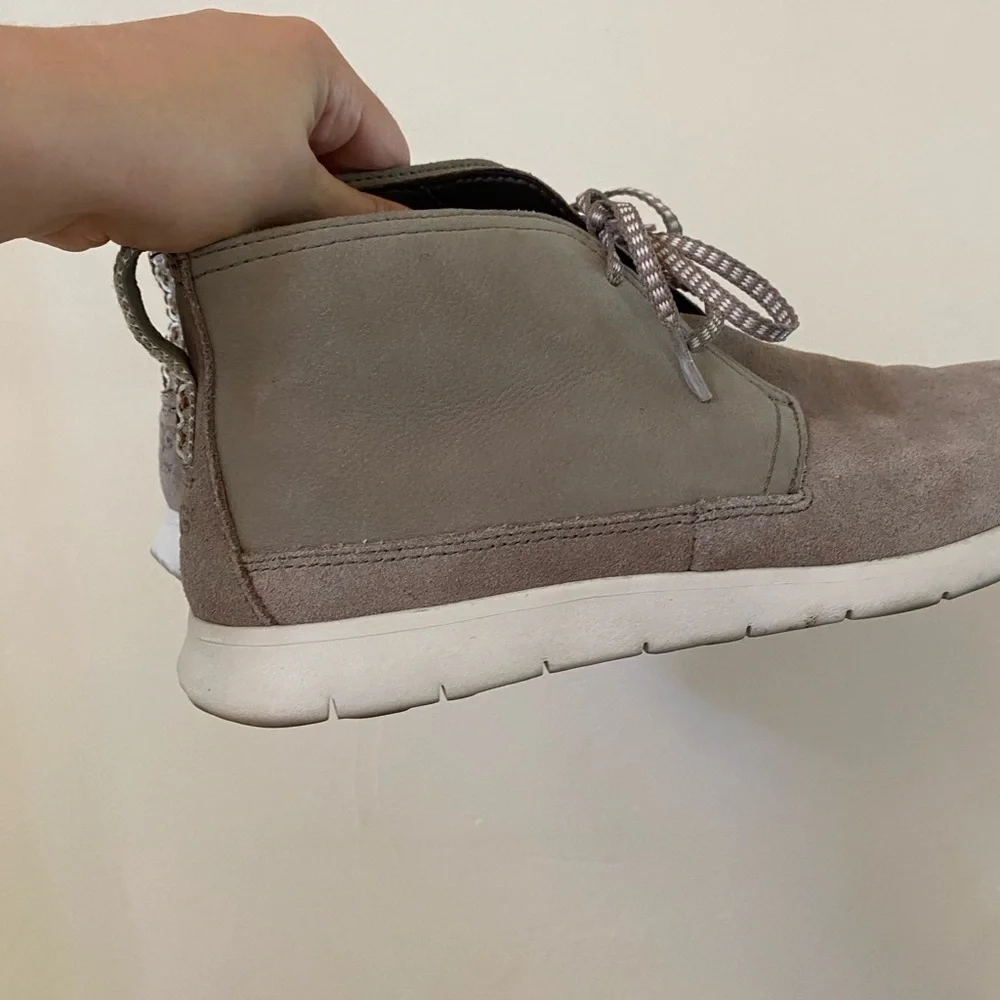 UGG dirt left versatile