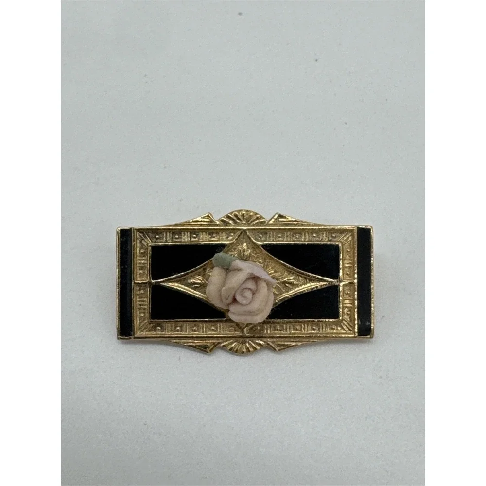 - Victoria Rose‎ oval Pin - Gold Tone with pink Ceramic rose