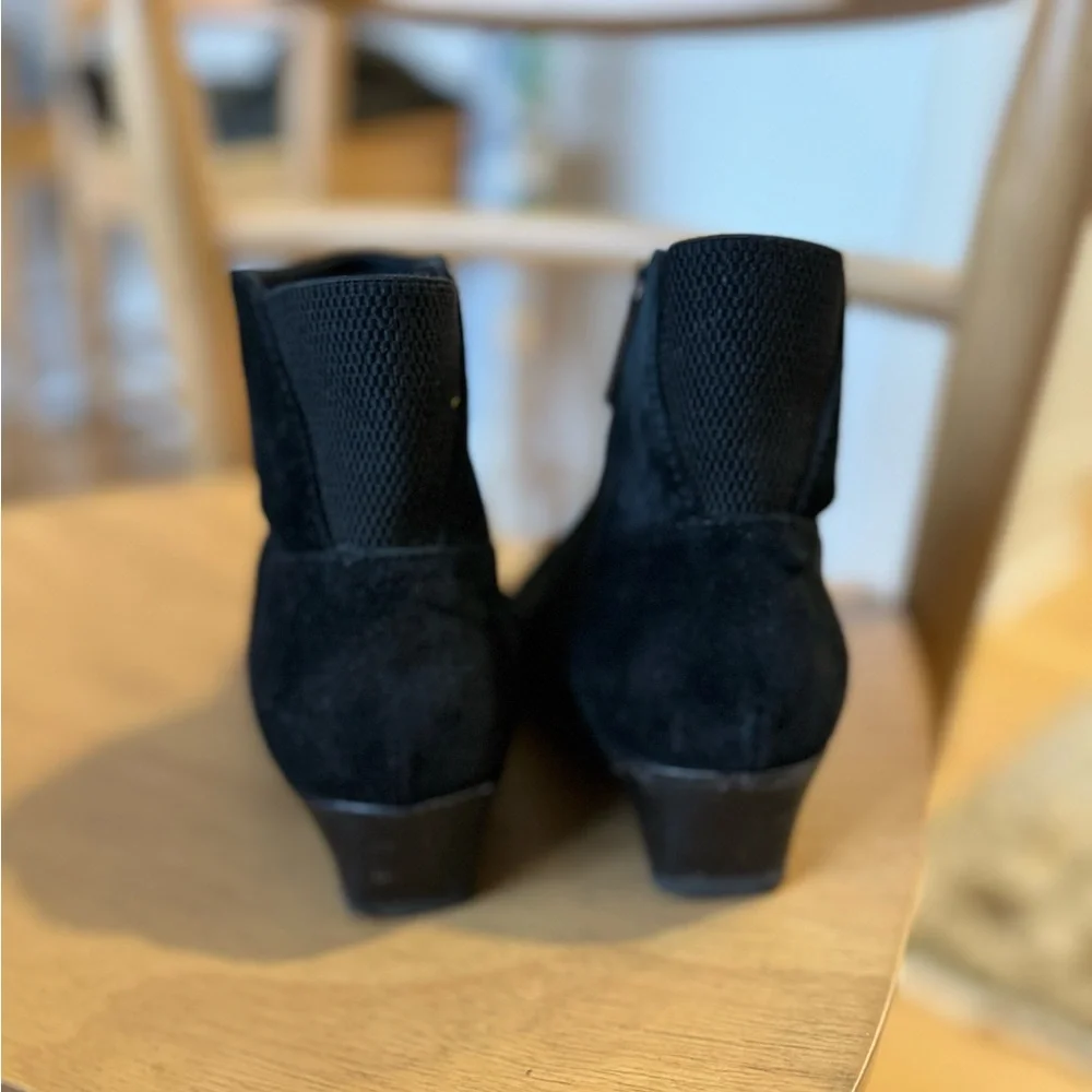 | Women's Size 10.5 Black Suede, Aquatalia Ital-ian made ankle booties.