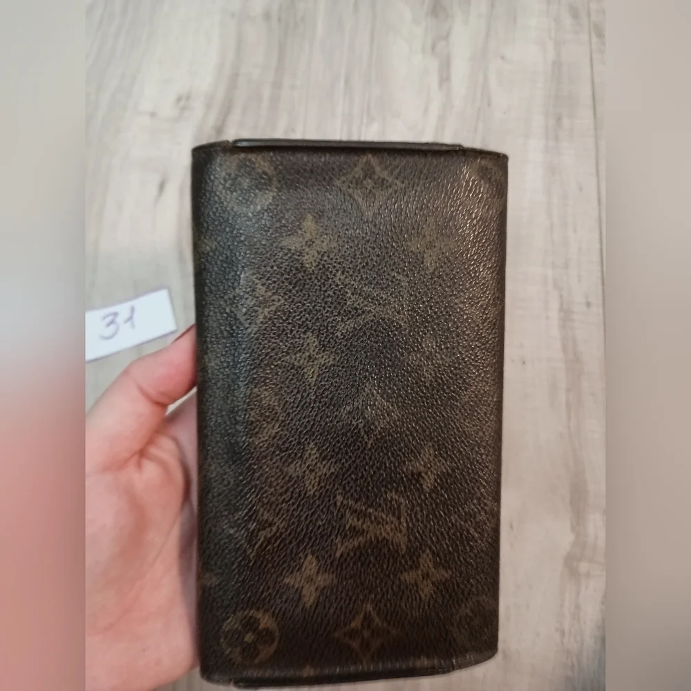 Louis Vuitton elegant louis